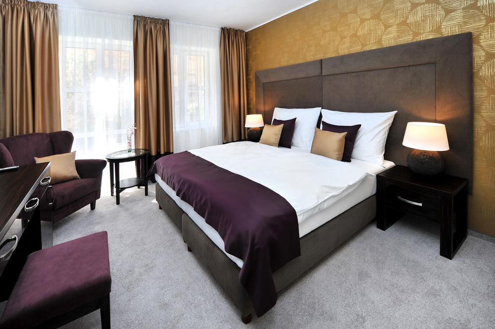 Pension Gaestehaus Heller ไวส์เซินเคียร์เชิน อินแดร์ วาคเอา ภายนอก รูปภาพ